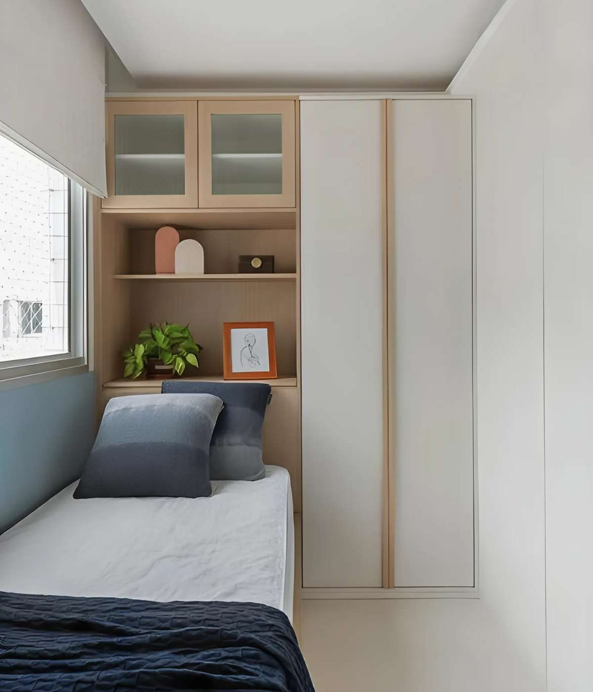 Bố trí giường sát cửa sổ và tủ 2 cánh tiết kiệm diện tích